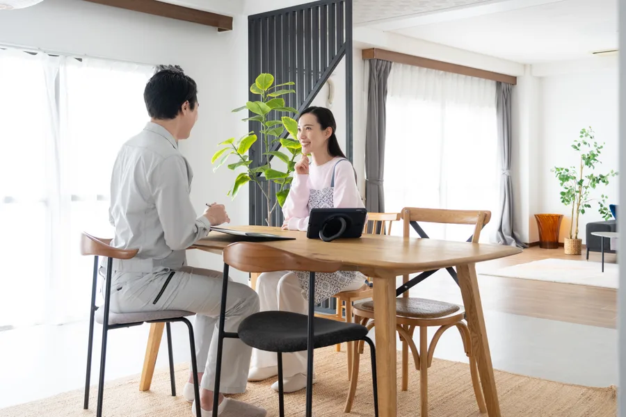 住まいの相談をする夫婦