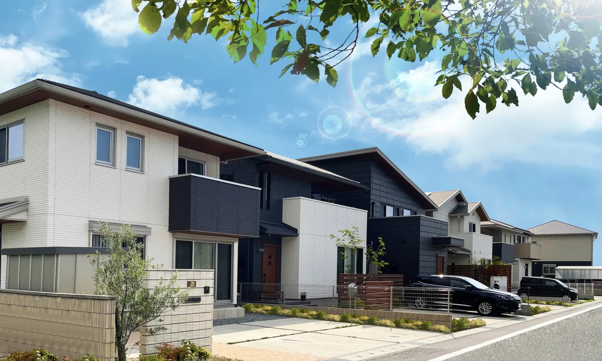 青空の下に建つ白い新築住宅の外観
