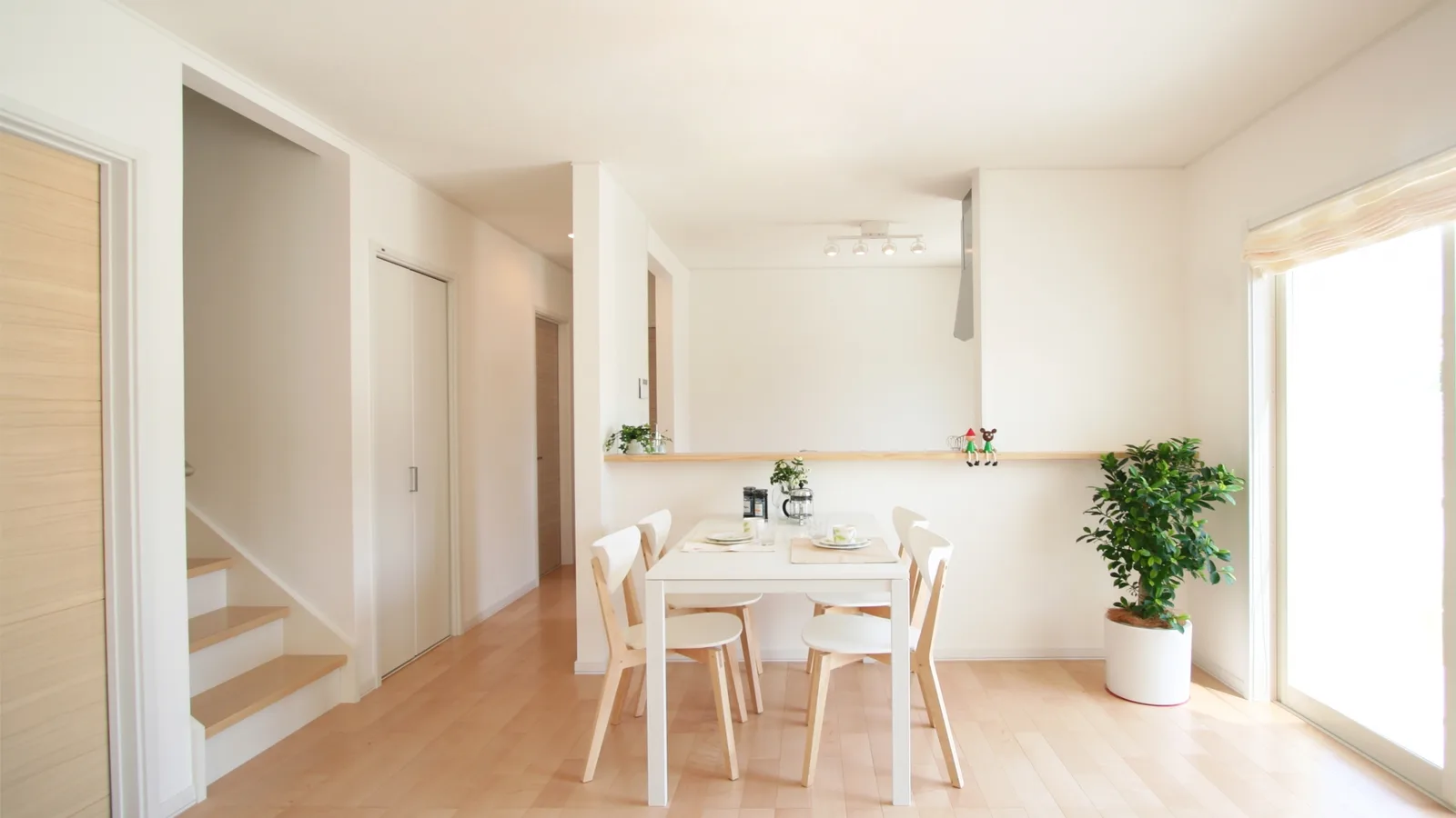 白を基調とした新築住宅の明るいLDK